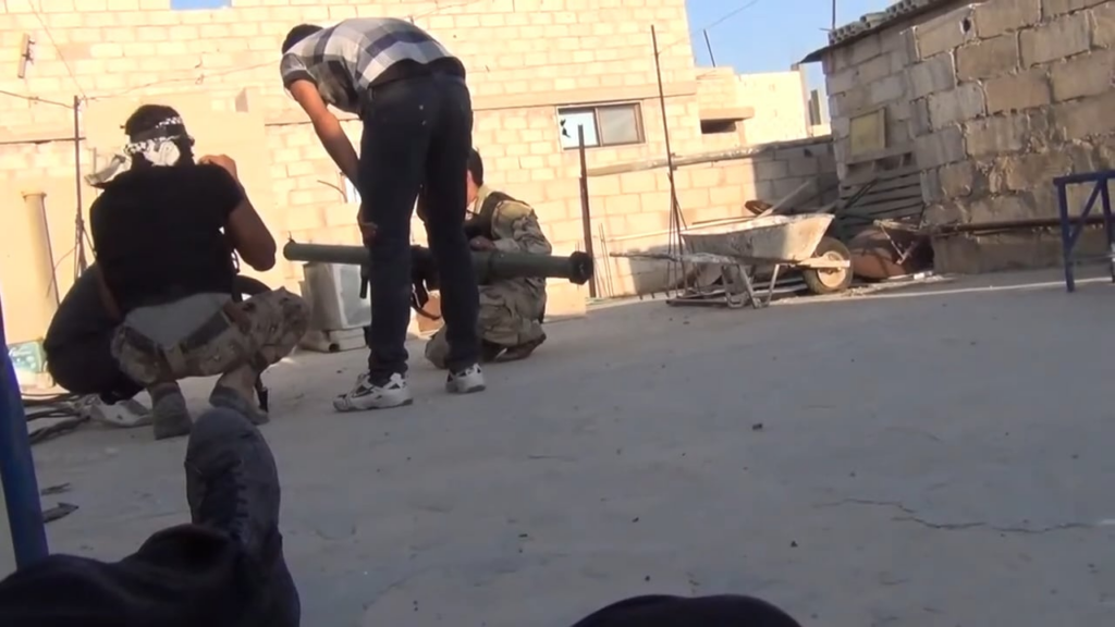 FSA -Kämpfer werden vorgegangen, bevor sie syrische Armeepositionen in einem Zuckerfaktor mit einem M79 OSA - Al -Hajr - 2013 einbeziehen