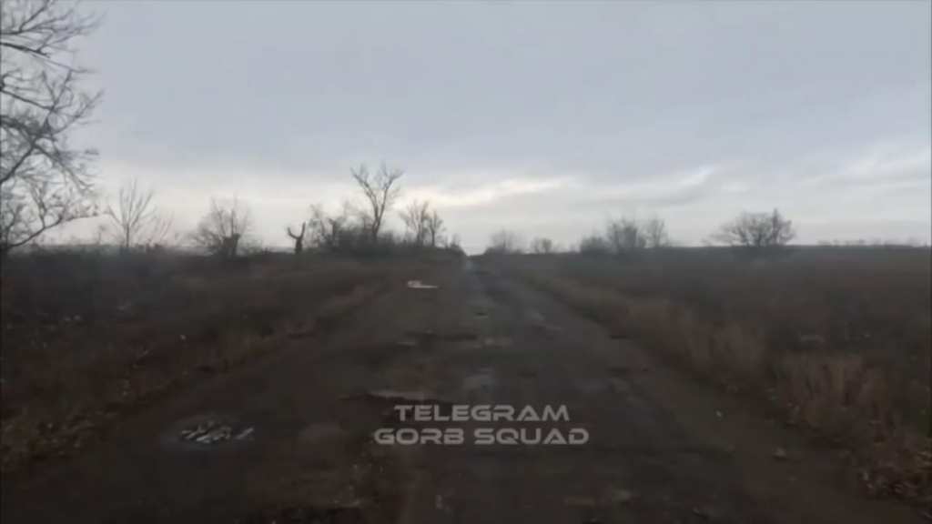 Der russische Soldat, der mit einem Dirt -Fahrrad fährt, wird von einem FPV verletzt, der neben ihm auf den Boden trifft.