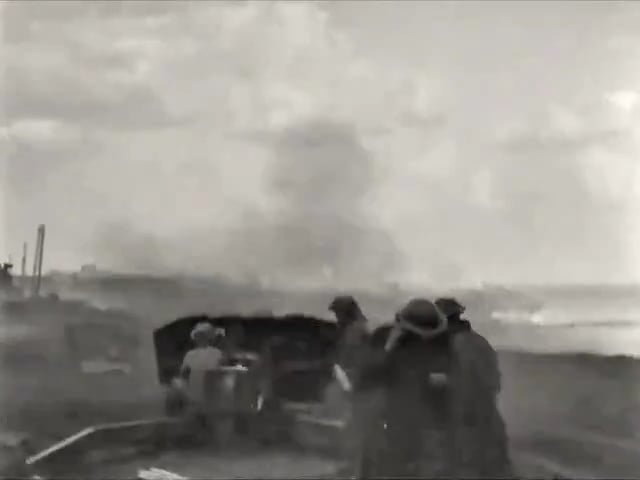 Canadian 17 Powerer Gunner satt hat, seinen Helm nach jedem Schuss in der Nähe von Ortona in Italien Ende 1943 anzupassen