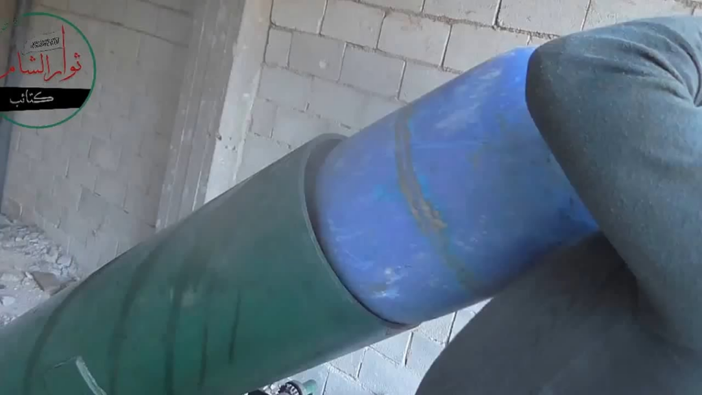 Interessanter Winkel einer FSA "Hell Cannon" in Al -Amiriya, Aleppo - 5/5/2015