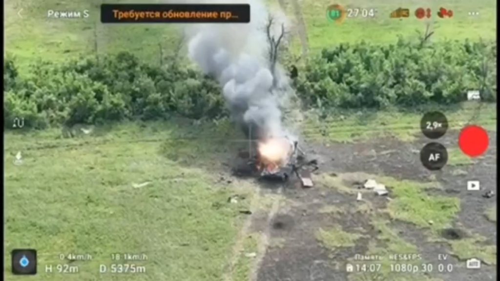 Ein russischer BMP-2 ist in Flammen und explodiert, nachdem er von einem ukrainischen FPV Kamikaze getroffen wurde. Westlich des Dorfes Mykolayivka Druha, Region Donezk.