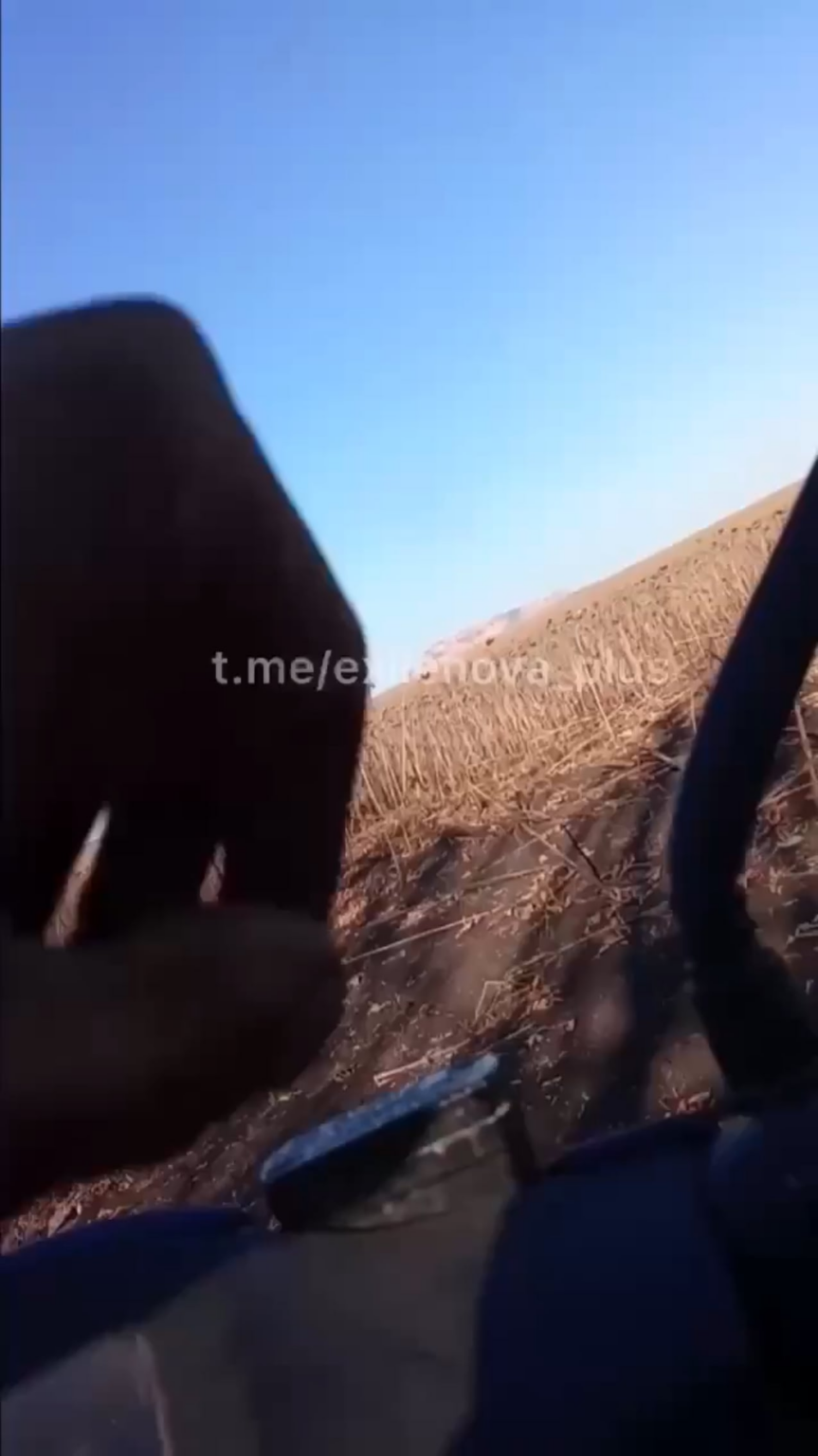 Der russische Soldat detoniert die Mine, während sie Roller fährt