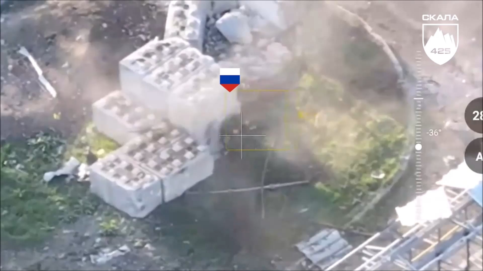 Der ukrainische Soldat schaut aus der Tür und schießt drei russische Soldaten aus nächster Nähe in Pishchane, Pokrovsk, ab. April 2025