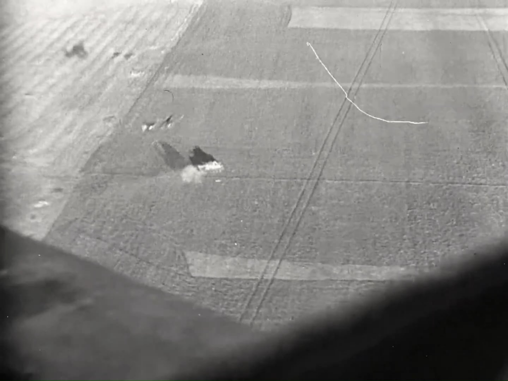 Junkers Ju 87 G "Kanonenvogel", gefilmt aus einem Mitstuka, während er 1943 die sowjetischen Fahrzeuge während der zweiten Schlacht von Kiew engagiert hat