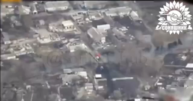 Ein Luftangriff einer SU-27, die von einer amerikanischen GBU-62-Luftbombe auf einer russischen Pontonfähre geleitet wird. April 2025, Region Kursk.