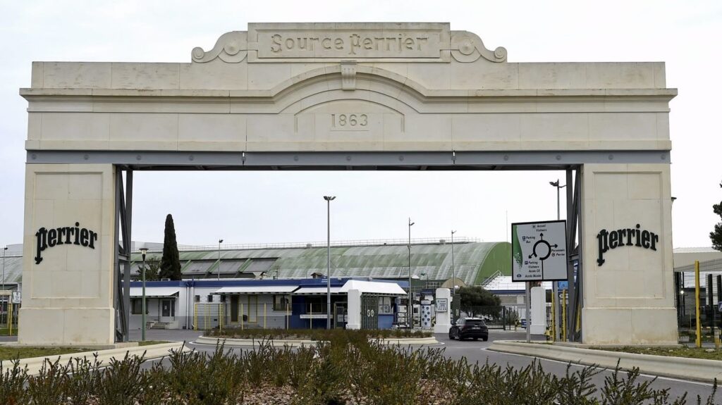 Neue Verunreinigungen in der Fabrik von Perrier empfehlen die Gesundheitsbehörden den Rückzug des Label „Natural Mineral Water“ Neue Verunreinigungen in der Fabrik von Perrier empfehlen die Gesundheitsbehörden den Rückzug des Label "Natural Mineral Water"