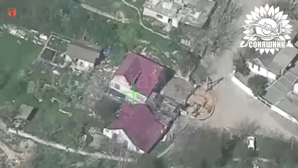 Die ukrainischen Streitkräfte führten einen MiG-29-Luftangriff mit einer geführten Luftbombe in einem Haus mit russischen Soldaten in der südlichen Ukraine durch. April 2025, Standort nicht offengelegt.