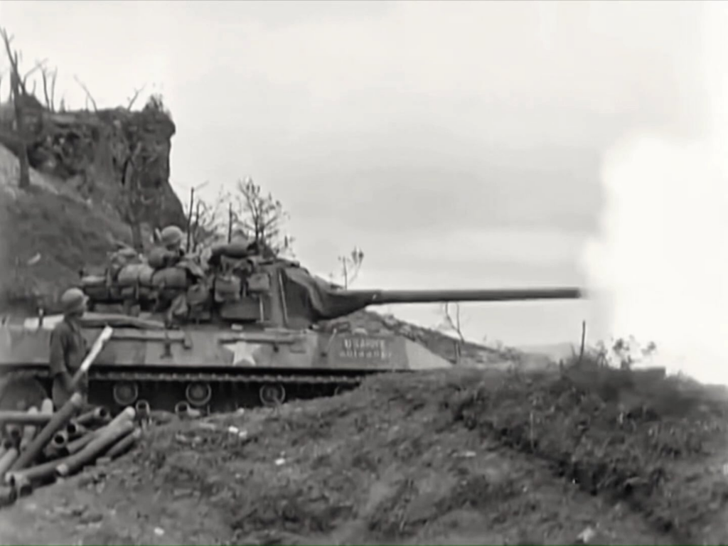 M18 Hellcat TD angreift japanische angereicherte Positionen in Shuri auf Okinawa zur Unterstützung des 306. Infanterieregiments im Jahr 1945