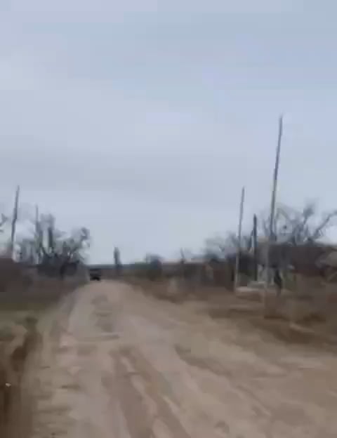 Ein russischer Soldat filmt in dem Moment, in dem ein ukrainisches FPV Quad einen Ural -Lastwagen trifft, während seine Kameraden versuchen, die UAV abzuschießen.