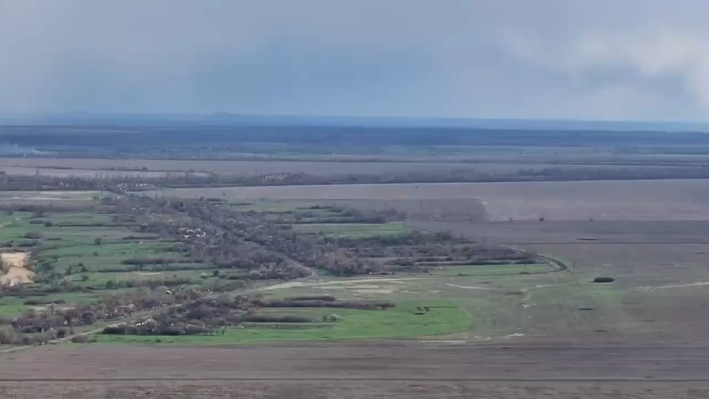 Seltene Aussicht auf eine Drohne, die sowohl Raketenstart von 2 russischen Hubschraubern als auch die Auswirkungen - Fighterbomber TG beobachtet - TG