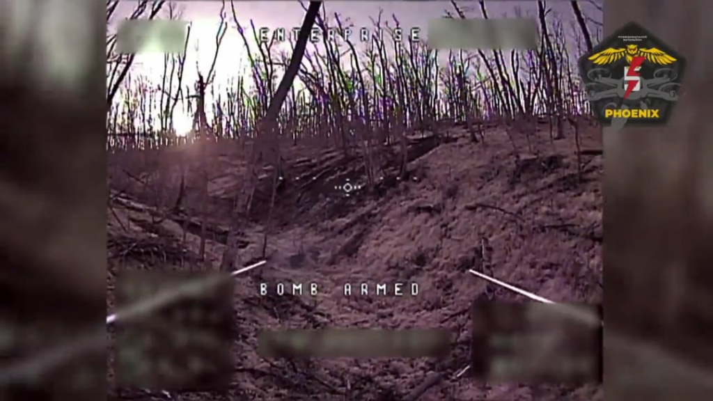 Ukrainische Glasfaser -Drohnenbetreiber der 5. Angriffsbrigade nahmen einen russischen Scharfschützen in einem Ghillie -Anzug heraus. Chasiv Yar Direction. 26. April 2025