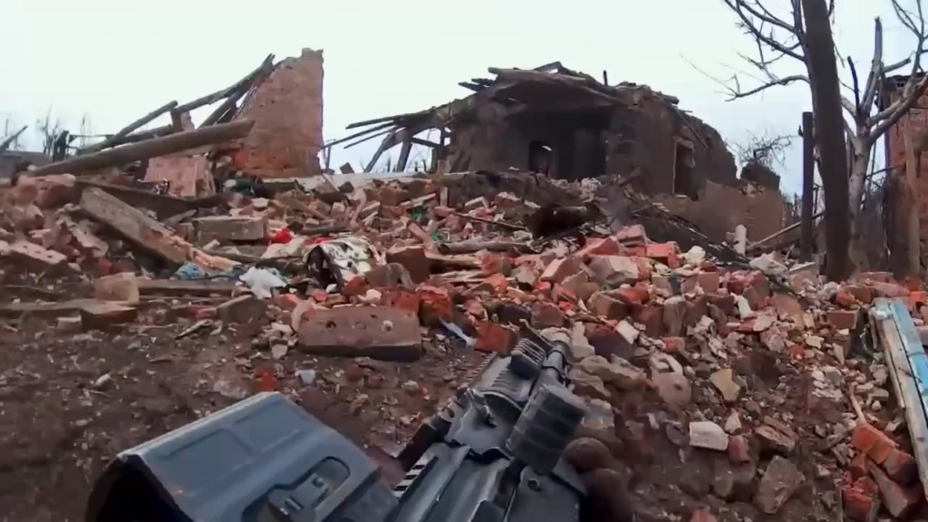 Der ukrainische Kämpfer tötet den russischen Soldaten aus nächster Nähe in Toretsk, April 2025