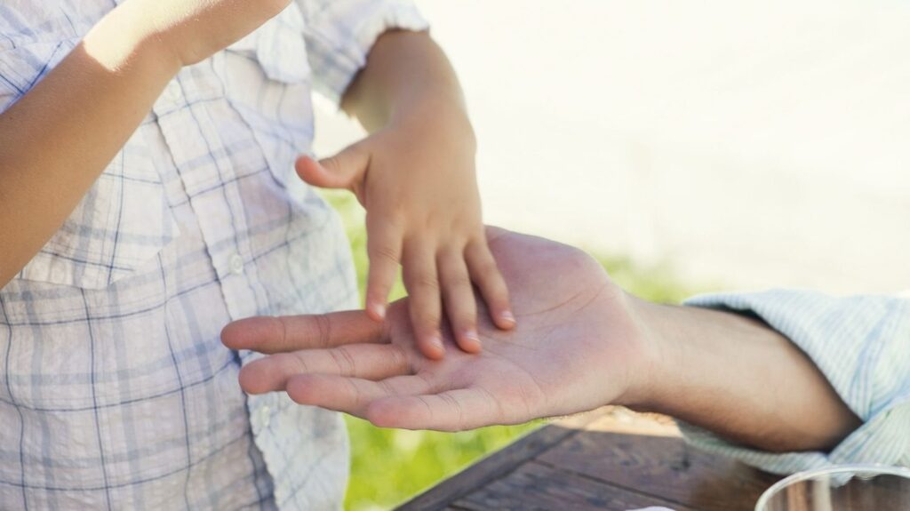 Die Anwesenheit eines „Kindermanagers“, der jetzt in Serien- und Fernsehgeräten obligatorisch ist Die Anwesenheit eines "Kindermanagers", der jetzt in Serien- und Fernsehgeräten obligatorisch ist