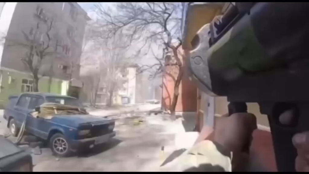 Archivmaterial aus der Belagerung von Mariupol aus dem POV der ukrainischen Soldaten, höchstwahrscheinlich Azov.