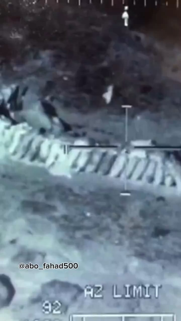 Saudi -Apache zielt auf Houthi, der sich hinter Rock versteckt. Jemen Sadaa