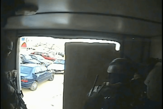 US -Special Forces RAID VBED FACTORY MASSONADERING als Auto -Reparaturwerkstatt