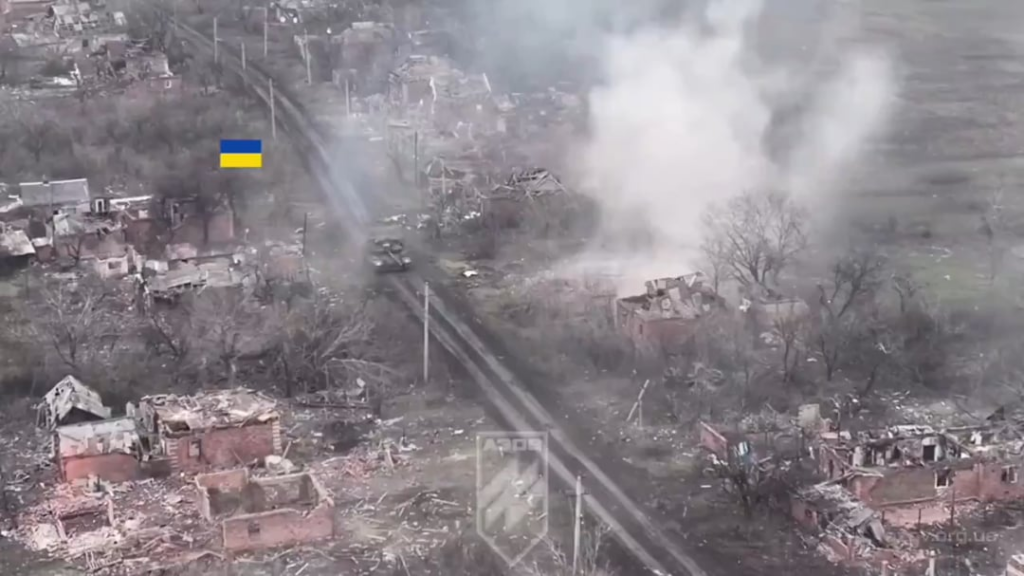 Der ukrainische Panzer schießt während des Engagements in der Nähe von Toretsk an der Donezk-Front einen russischen BTR-82A-APC aus kurzer Distanz.