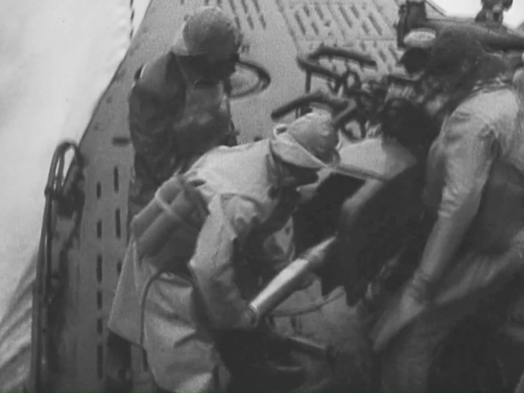 Typ VII U-Boot-Crew in Aktion mit 8,8 cm sk C/35 im Jahr 1942