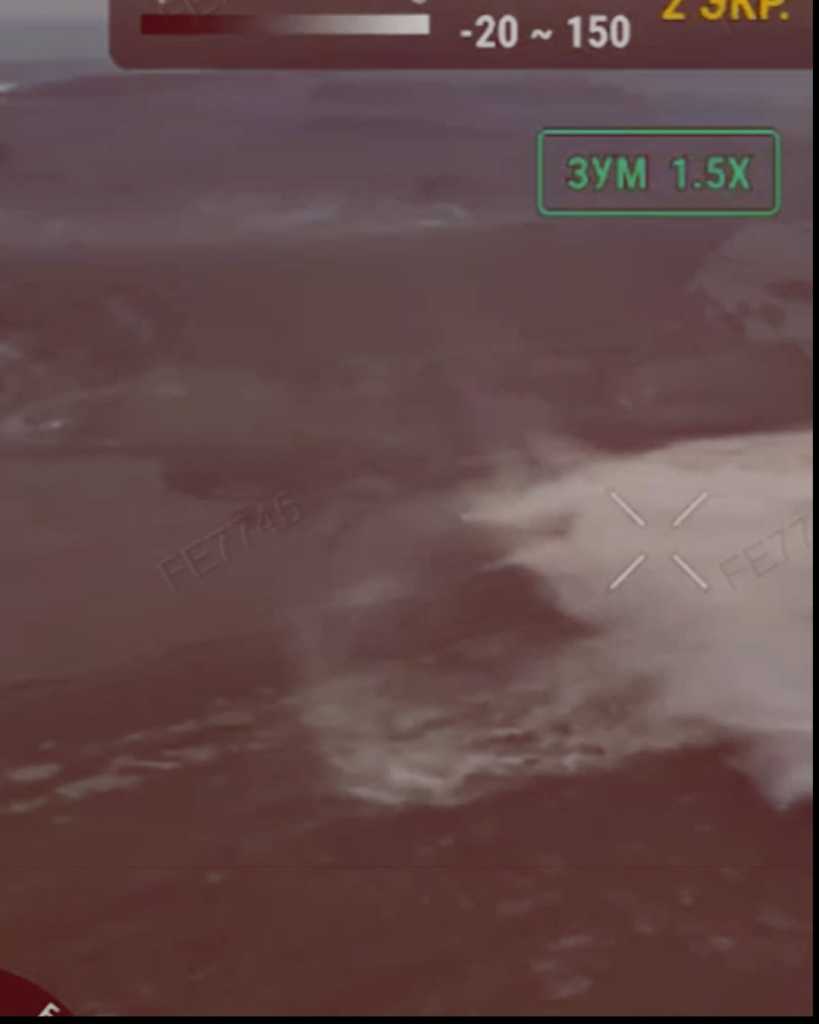 Ukrainische Fallschirmjäger verwendeten zusammen mit angrenzenden Einheiten FPV-Drohnen und Tropfen von Vampirhexacoptern, um 1 Panzer, 3 gepanzerte Personalträger und 2 Wüstencross All-Terrain-Fahrzeuge während der Angriffsmaßnahmen des Feindes zu zerstören. In der Nähe des Dorfes Huyevo in der Region Kursk. Ukrainische Fallschirmjäger verwendeten zusammen mit angrenzenden Einheiten FPV-Drohnen und Tropfen von Vampirhexacoptern, um 1 Panzer, 3 gepanzerte Personalträger und 2 Wüstencross All-Terrain-Fahrzeuge während der Angriffsmaßnahmen des Feindes zu zerstören. In der Nähe des Dorfes Huyevo in der Region Kursk.