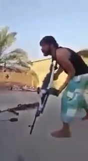 Der irakische Freiwillige bringt seinen Kopf von Isis Sniper, sobald er versucht, sein PKM zu feuern, genau Datum/Ort sind unbekannt.
