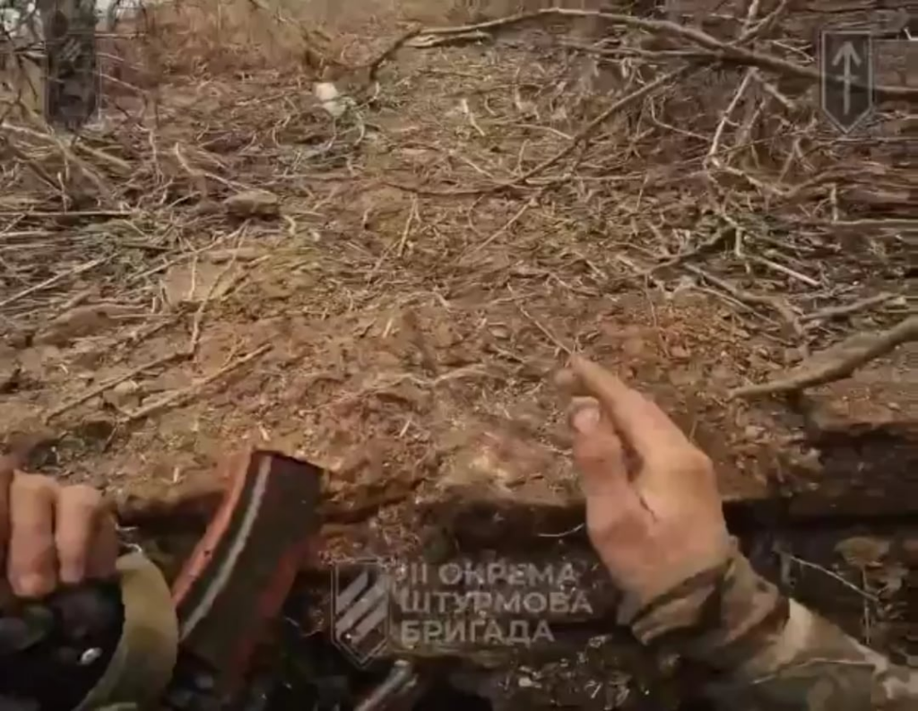 Mitglieder der 2. Firma, 1. Sturmbataillon, 3. Separate Angriffsbrigade, die Ruinen eines Dorfes in der Region Luhansk ausgibt. Am Ende nahmen sie eine russische Position im Keller ein und beseitigten die Russen, die sie verteidigten. Mitglieder der 2. Firma, 1. Sturmbataillon, 3. Separate Angriffsbrigade, die Ruinen eines Dorfes in der Region Luhansk ausgibt. Am Ende nahmen sie eine russische Position im Keller ein und beseitigten die Russen, die sie verteidigten.