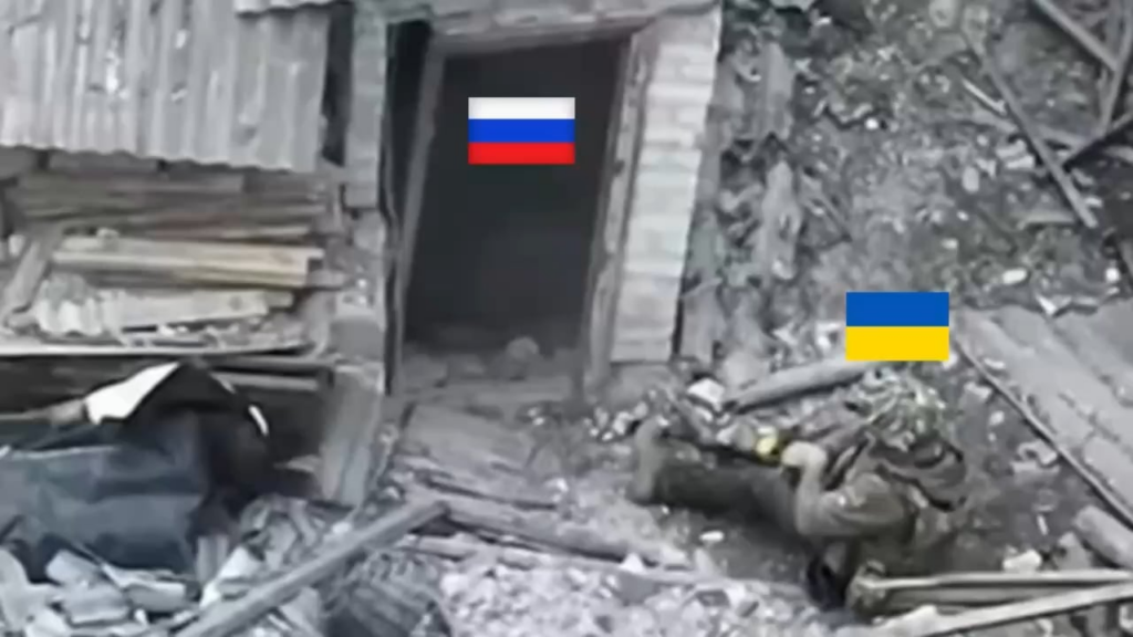 Ukrainischer Fallschirmjäger schafft es, seine Granate zu werfen und eine weitere ankommende Feindgranate in den Schutz der russischen Soldaten, Pokrovsk Regie, zu werfen