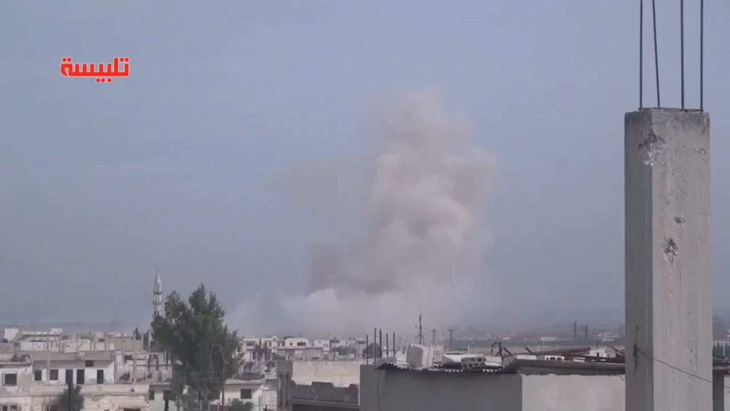 Kameramann -Drehergebnisse eines Luftangriffs sind fast durch einen zweiten Syaaf -Streik - TalbiseH, HOMS - 23.10.2015 getroffen