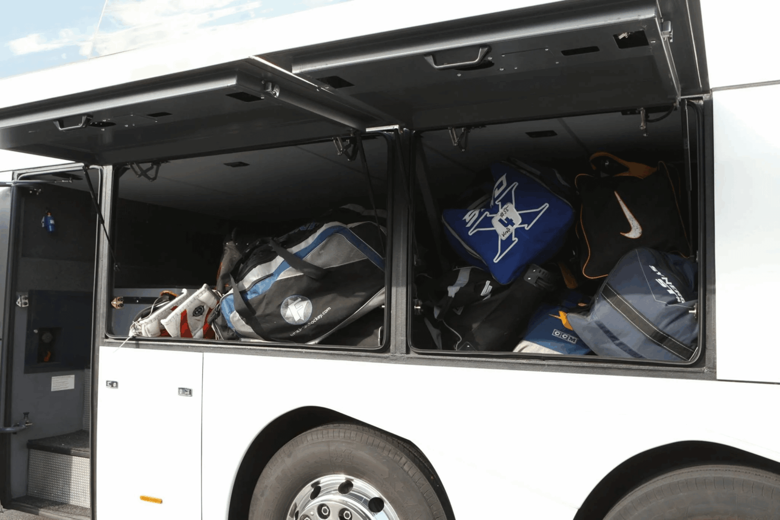 Lux Express fährt mit Doppelbussen die Tartu-Tallinn-Route (zumindest teilweise?). Andernfalls können Sie kostenlos ein Fahrradticket erhalten – bequem, einfach das Rad unter den Bus legen. Aber dieser neue Bus hat einen kleineren Kofferraum und es ist nicht realistisch, das Fahrrad dorthin zu setzen. Endet dieser Bonus im Vergleich zum Zug? Lux Express fährt mit Doppelbussen die Tartu-Tallinn-Route (zumindest teilweise?). Andernfalls können Sie kostenlos ein Fahrradticket erhalten - bequem, einfach das Rad unter den Bus legen. Aber dieser neue Bus hat einen kleineren Kofferraum und es ist nicht realistisch, das Fahrrad dorthin zu setzen. Endet dieser Bonus im Vergleich zum Zug?