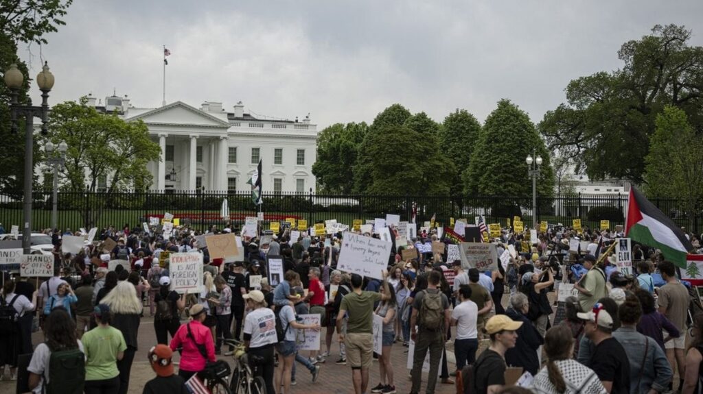 „Lasst uns Tyrannei widersetzen“: Tausende Amerikaner haben erneut gegen die Politik von Donald Trump und Elon Musk zum Ausdruck gebracht "Lasst uns Tyrannei widersetzen": Tausende Amerikaner haben erneut gegen die Politik von Donald Trump und Elon Musk zum Ausdruck gebracht