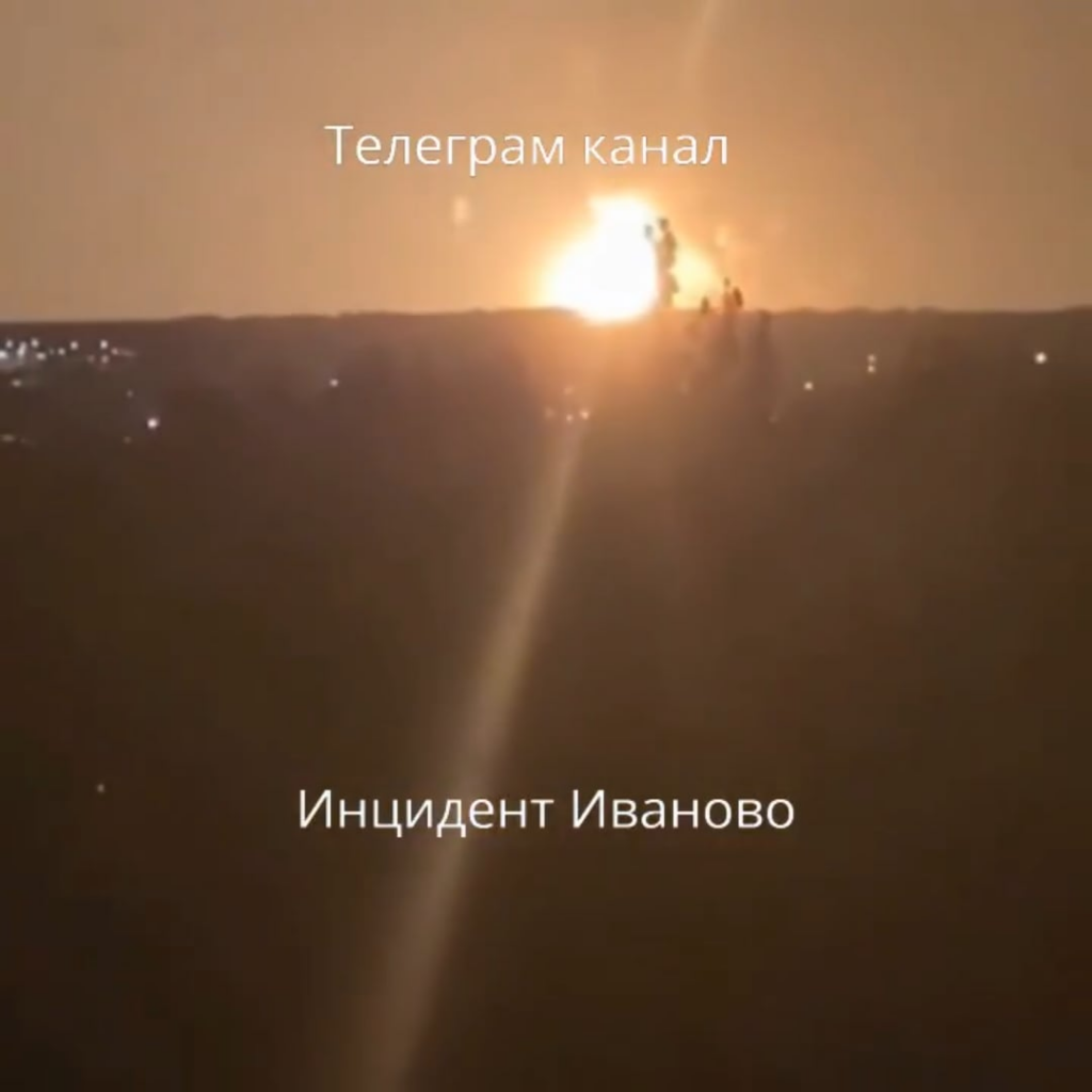 Ukrainische Drohnen Onceagain griffen den Standort der russischen 112. Brigade in der Stadt Shuya, Ivanovo, an. Sie scheinen eine Art Munitionsdepot in den Brigadenbaracken getroffen zu haben, was zu einer massiven Explosion und Pilzwolke führte. Ukrainische Drohnen Onceagain griffen den Standort der russischen 112. Brigade in der Stadt Shuya, Ivanovo, an. Sie scheinen eine Art Munitionsdepot in den Brigadenbaracken getroffen zu haben, was zu einer massiven Explosion und Pilzwolke führte.