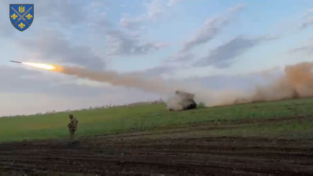 Die ukrainische 155. mechanisierte Brigade zielte mit BM-21 Grad MLRS Fire auf russische Positionen. Pokrovsk -Richtung. April 2025