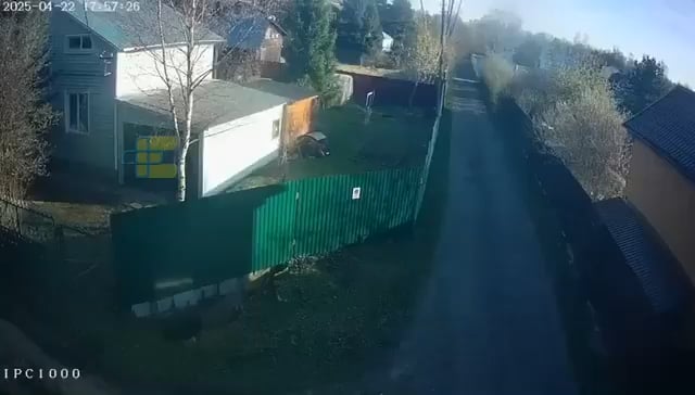 Überwachungskamerasaufnahmen einer russischen Siedlung in der Nähe des 51. Grau Arsenal zeigen, dass explodierende Artillerie -Munition die Dörfer in der Nähe des Munitionsdepots beschreiben.