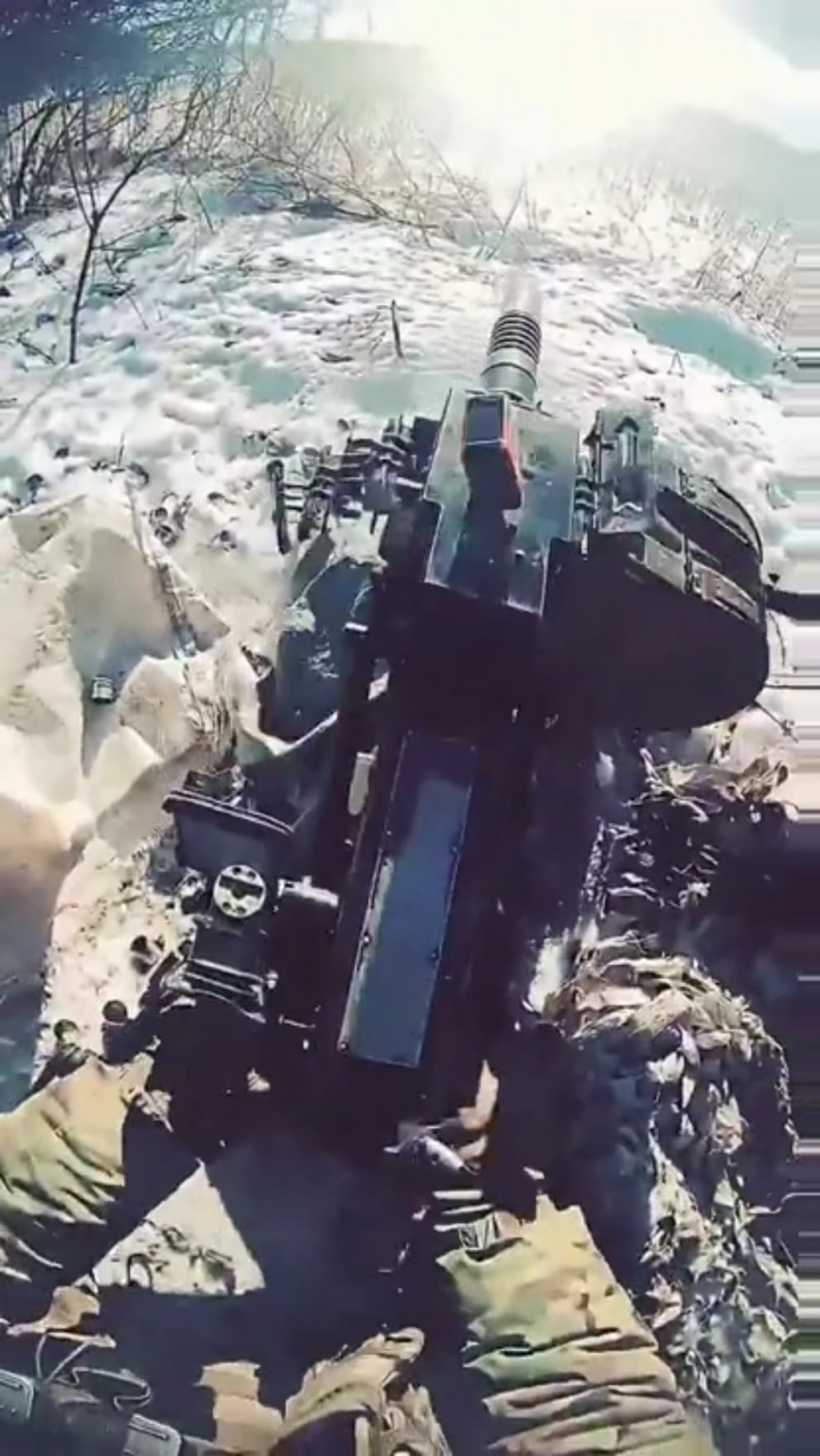 Ukrainische Soldaten der Fire Support Company des 2. Airborne-Angriffsbataillons des 80. Separaten der separaten Airborne Assault Brigade Fire an russischen Positionen mit 30-mm AGS-17 "Flame" -Bereich-Granatwerfer im Kursk-Sektor. [Published 13.04.2025]