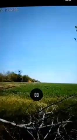 Ein ukrainischer Drohnen-Streik auf einer mobilen Radarstation (wahrscheinlich der P-15 Tropa) der russischen Streitkräfte. Region Kursk, April 2025.