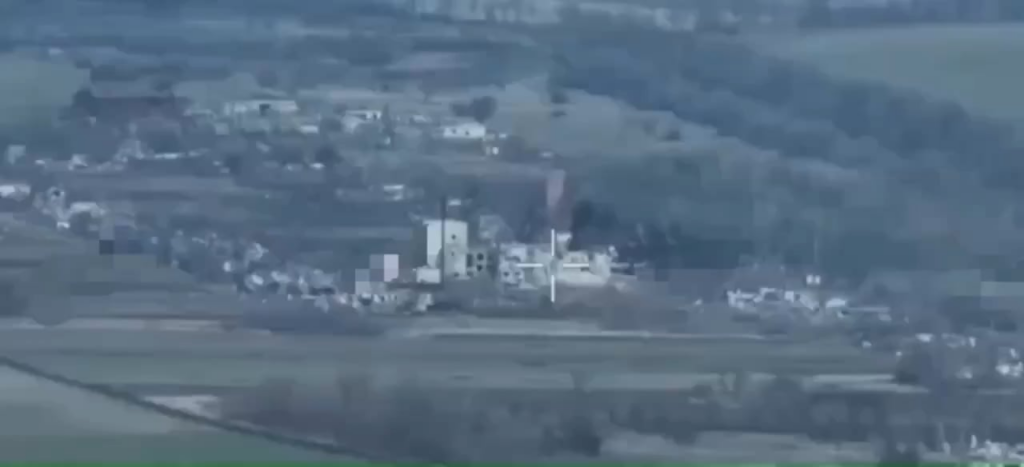 Drohnenmaterial von zwei französischen AASM-Hammerbomben, die von einem ukrainischen MIG-29 in einem Haus mit einer russischen Sturmgruppe im Inneren fallen gelassen wurden. Zaporizhzhia Oblast.