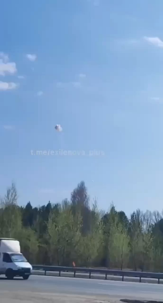 Filmmaterial eines russischen Pantsir-S1-Luftverteidigungssystems, der versucht, ein ukrainisches UAV im russischen Shahed Drohne-Versammlungswerk in Yelabuga abzuschießen.