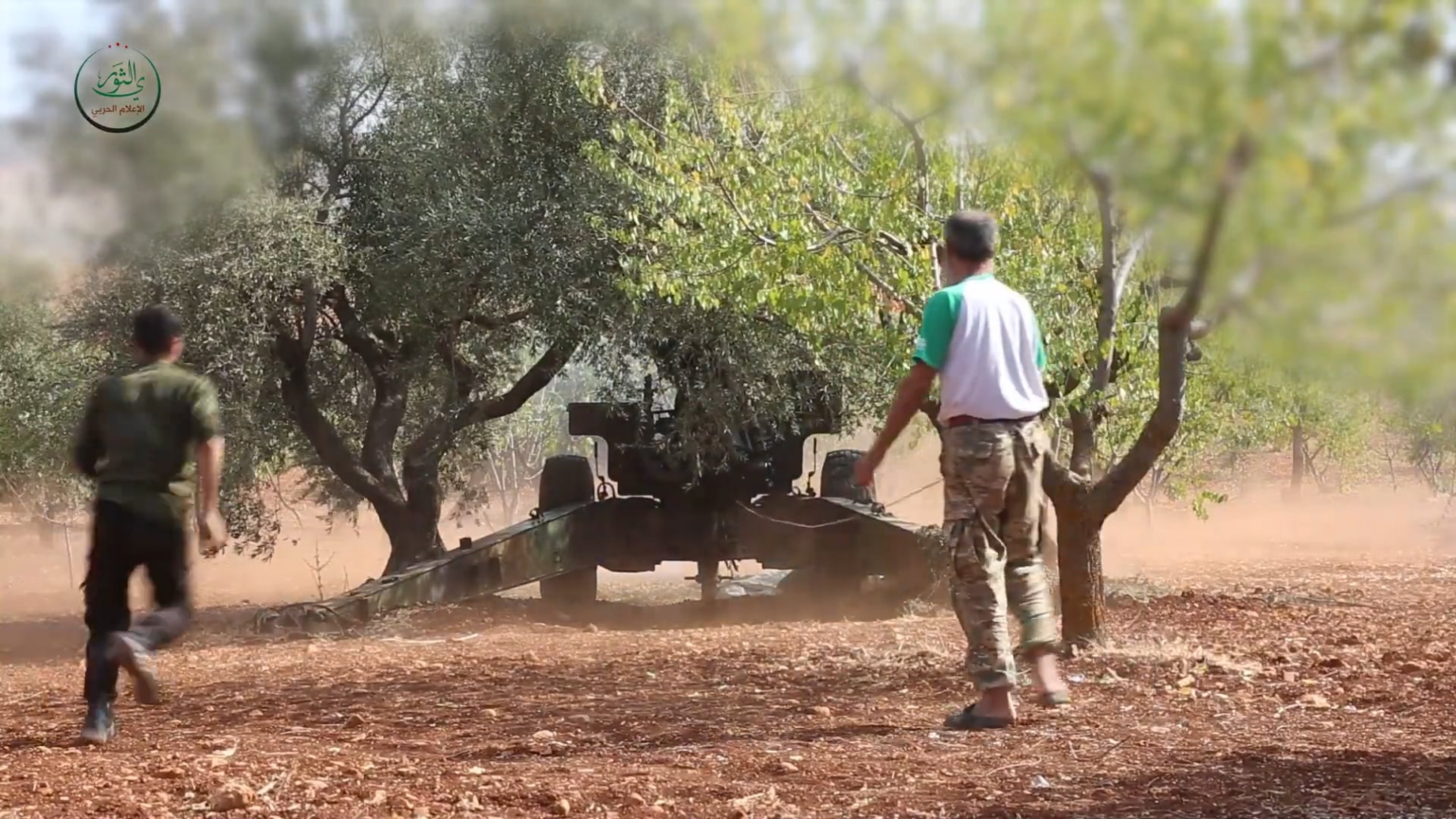 Versteckte NLF -Hauböhrchen, die gegen syrische Armeepositionen außerhalb von Khan al -Sabil, Idlib - 2022, operieren - 2022