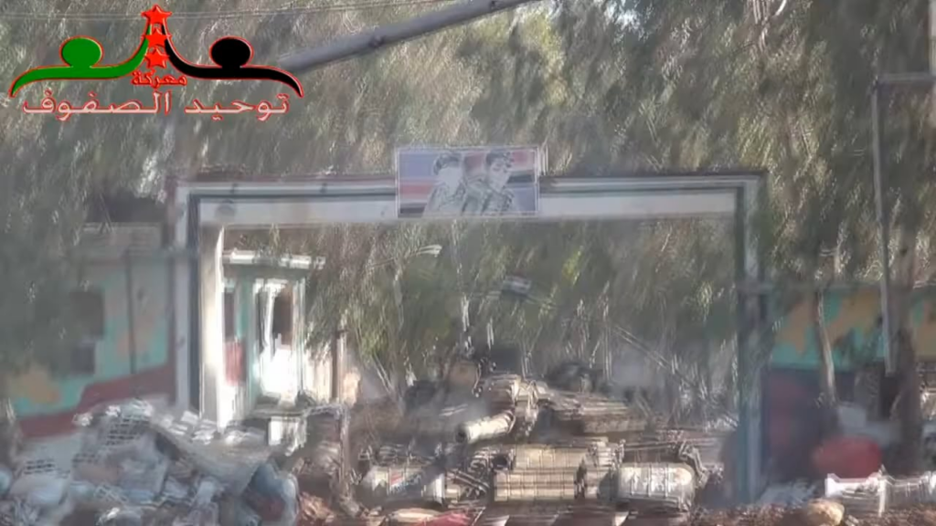 FSA-Panzerabwehrstreik auf einer syrischen Armee T-55, die seine koaxiale Mg in Tafas betreibt-2013