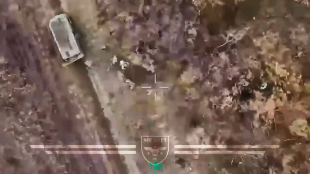 Ein russischer Bukhanka Van steigt die Truppen ab, die sofort von der ukrainischen Drohne getroffen werden, Munition (unbekanntes Datum)