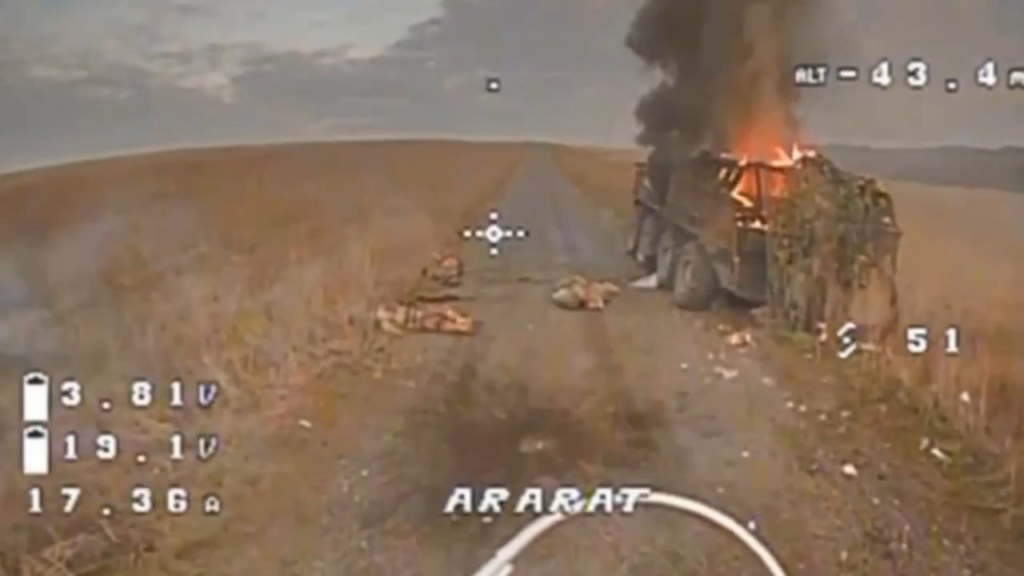Die ukrainische FPV Kamikaze Drone trifft einen russischen Soldaten, nachdem ihre BTR in Guyevo, Kursk Oblast, zerstört wurde. April 2025