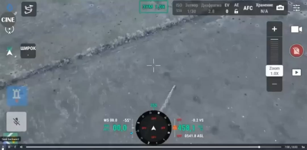 Ein russischer MT-LB versuchte verzweifelt, die ukrainischen Positionen zu erreichen. Es schaffte es, einen FPV-Streik zu überleben-aber sein Glück lief aus, als es eine Panzerabwehrmine entdeckte, die seinen Weg blockierte. Nördlich des Dorfes Tykhe, Region Kharkiv.