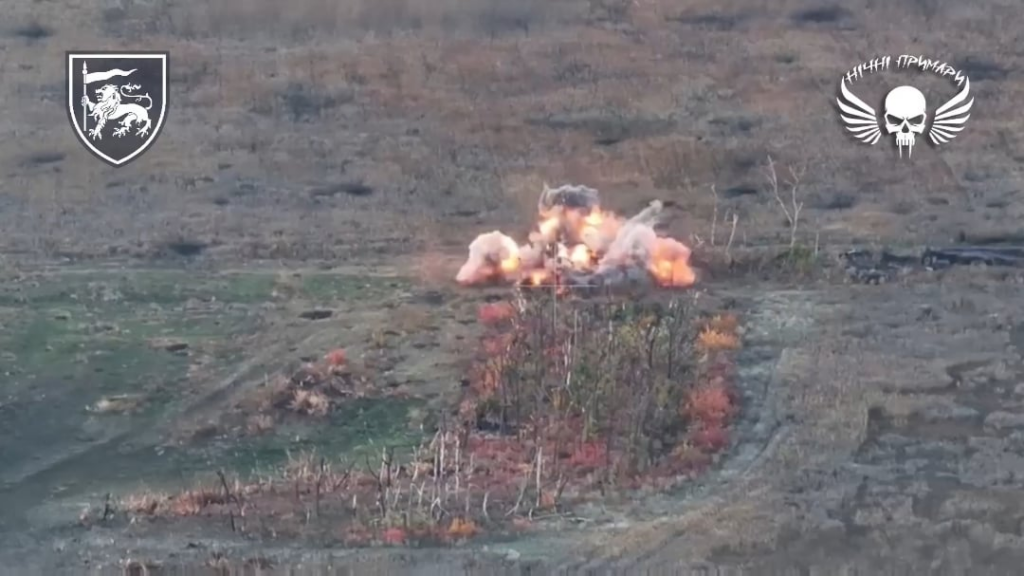 Russische gepanzerte Fahrzeuge wurden von Minen, die von der ukrainischen Soldaten der "Vidar" -Einheit der 60. mechanisierten Brigade aus der Ferne gepflanzt wurden, in die Luft gesprengt. Terny/Lyman -Richtung. April 2025