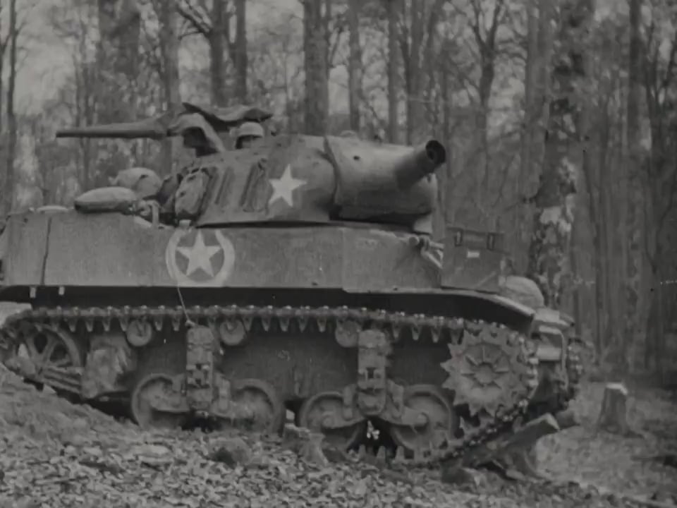 Haubitzermotor -Wagen M8 Batterie in Aktion von einem bewaldeten Gebiet um Ende 1944 abgefeuert