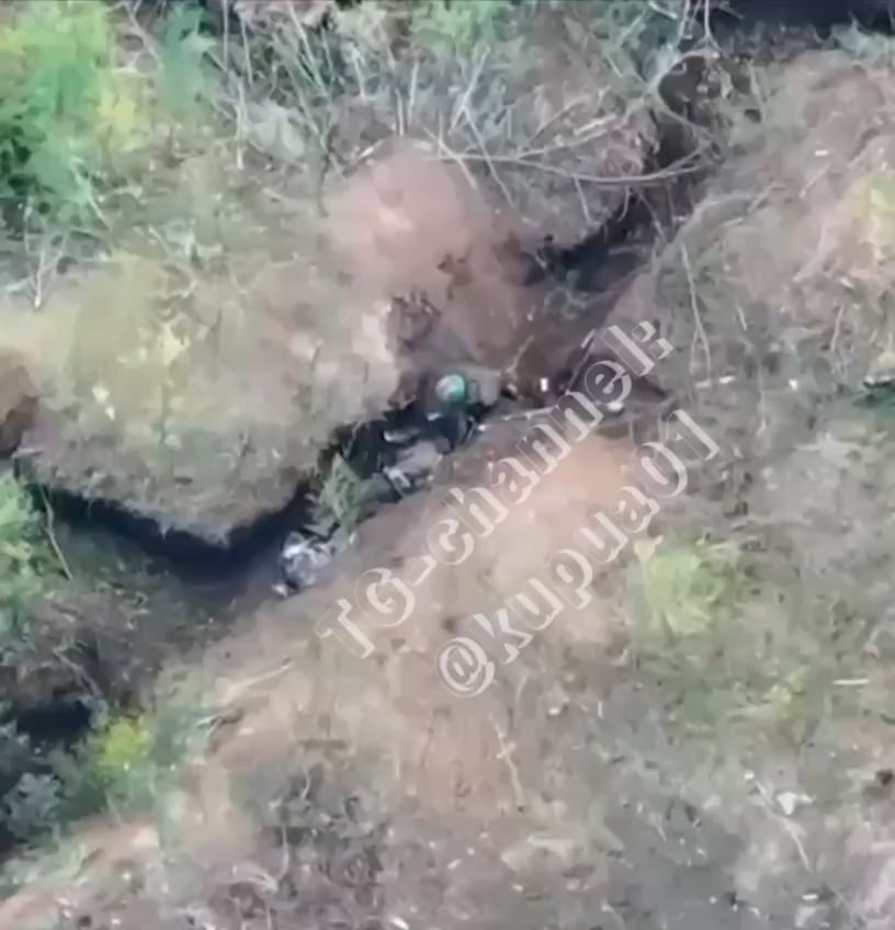 [NSFW] Der ukrainische Kämpfer nach dem Gewinn von Nahkampfs endet den russischen Soldaten mit einem Gewehrkolben und einem Schuss an den Kopf, April 2025