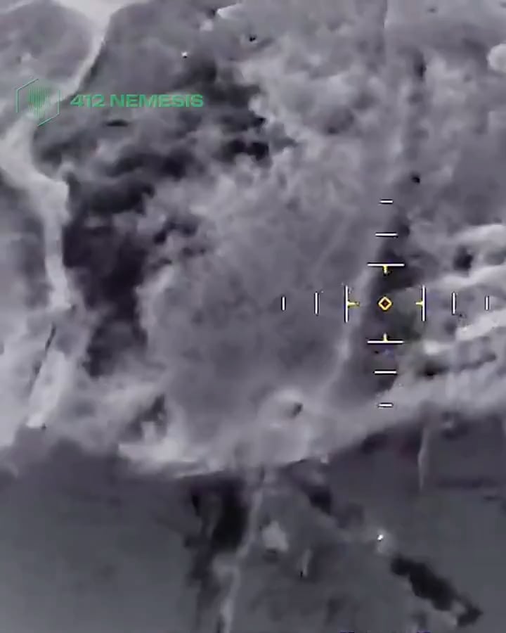 Betreiber des ukrainischen 412. UAV -Regiments "Nemesis" greifen russische Pontonbrücken über den Fluss Oskil in der Nähe von Dvorichna, Kharkiv Oblast, an.