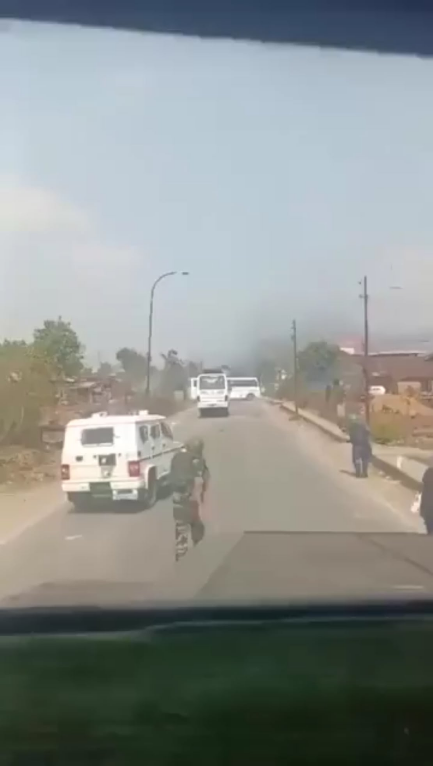 Die indische Armee -Mrap bricht durch die Straßensperre am 8. März 2025, Manipur. Details unten Die indische Armee -Mrap bricht durch die Straßensperre am 8. März 2025, Manipur. Details unten