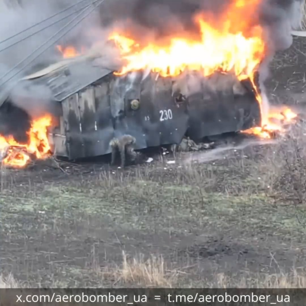 Ukrainische Drohnen zündeten ein russisches Transportfahrzeug aus, das mit Holzstämmen und Metallblättern gepanzert und mit Anti-Dron-Störsenden ausgestattet war, und jagte dann ihre Crew.