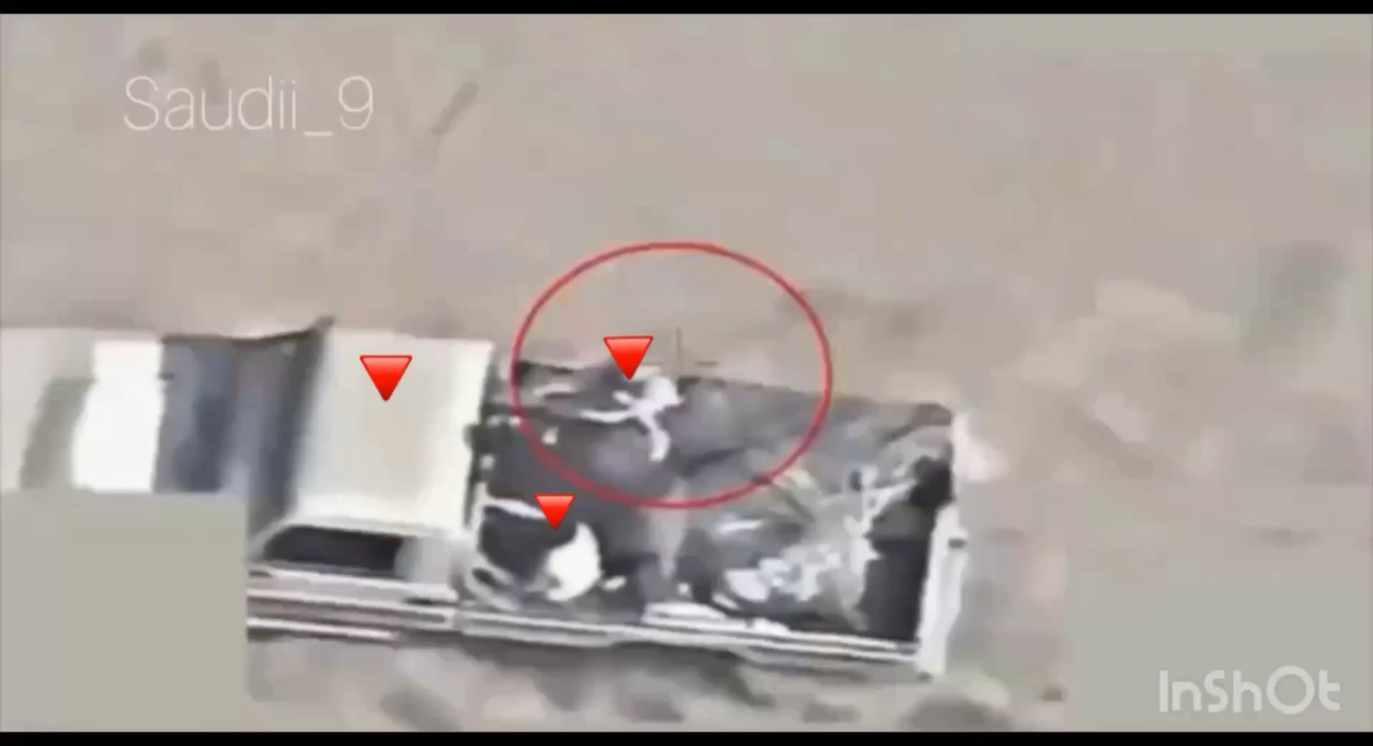 Die saudische Luftwaffe zielte auf einen Pickup -Lastwagen mit Houthis und Lieferungen, als sie versuchten, im Jemen unter Bäumen zu fliehen und zu verstecken.