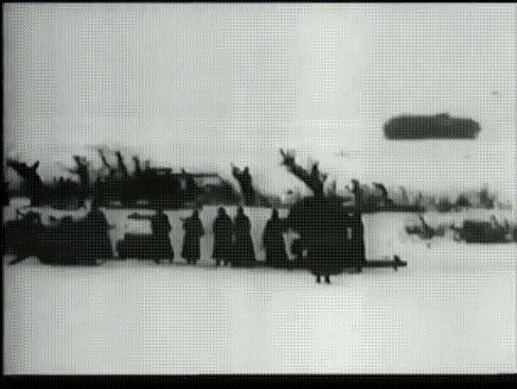 Menschliche Kette hält 88 -mm -Kanonen während eines sowjetischen Angriffs Anfang 1942 gefüttert