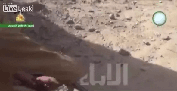 Der ISIS -Kader brennt lebend, nachdem er während der Schlacht von Baiji, 2015 eine Granate von irakischen Kämpfern erhalten hatte.